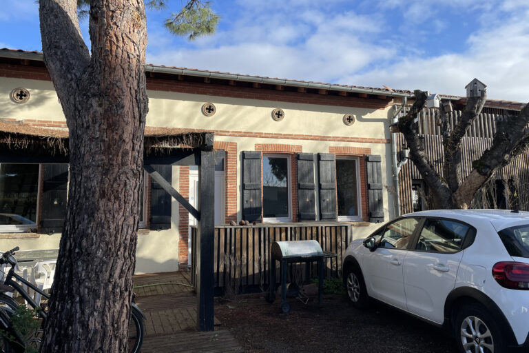 Bureaux à louer à Toulouse dans une ancienne toulousaine avec terrasse et jardin arboré, proposés par Toponymy